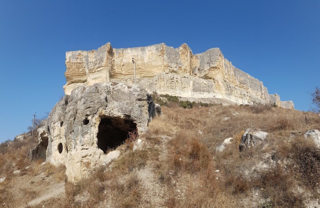 Kachi-Kalon: A Medieval Cave Monastery in Ukraine 1 Kachi-Kalon
