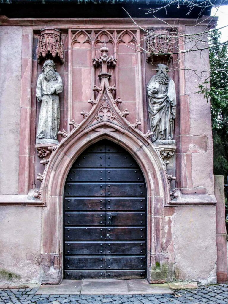 Saint Justinus' Church: A Carolingian Basilica in Frankfurt am Main 2 Saint Justinus' church