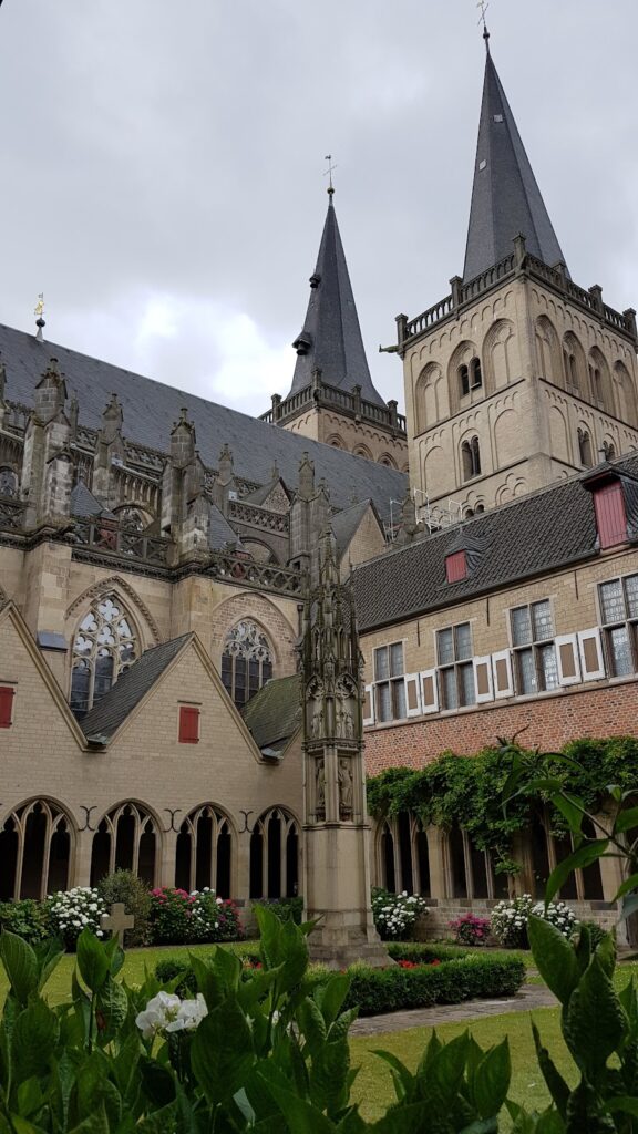 Xanten Cathedral: A Gothic Collegiate Church in Germany 4 Xanten Cathedral
