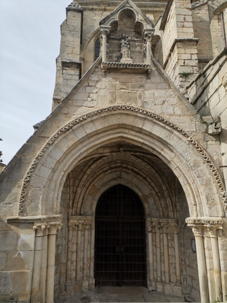 Église Notre-Dame de Mello: A Gothic Parish and Collegiate Church in France 2 Église Notre-Dame de Mello
