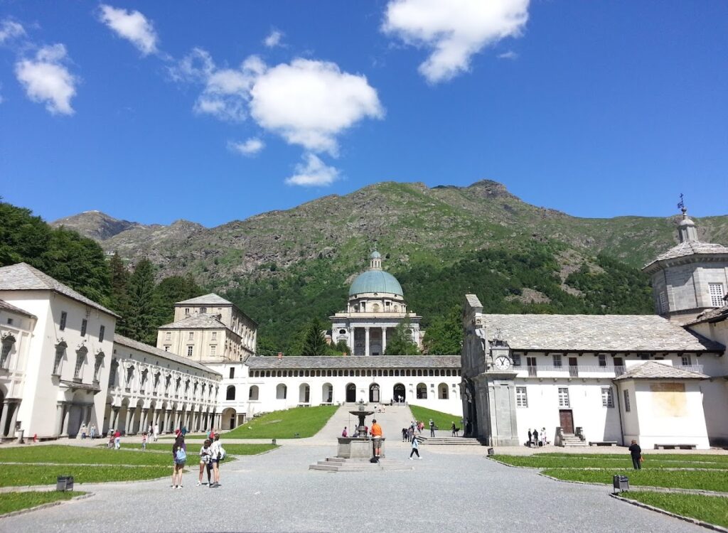 Basilica Shrine of the Black Madonna: A Marian Pilgrimage Complex in Italy 1 Basilica Shrine of the Black Madonna