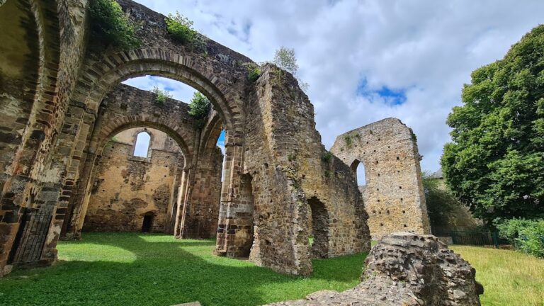 Abbaye Notre-Dame du Nid-au-Merle: A Former Double Monastery in France