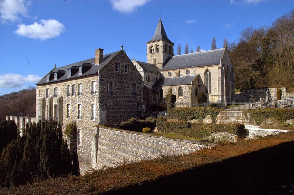 Abbaye de Graville: A Medieval Priory and Abbey Complex in France 1 Abbaye de Graville
