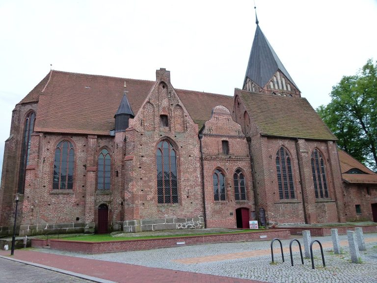 Protestant Town Church St. Jacob and St. Dionysius, Gadebusch: A Romanesque Brick Hall Church