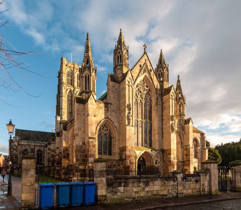 Howden Minster: A Medieval Collegiate Church in England