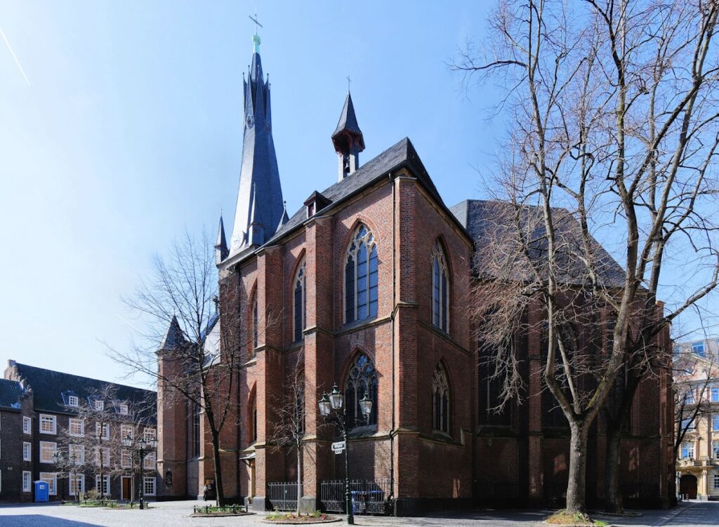 St. Lambertus: Düsseldorf’s Collegiate and Parish Church 2 St. Lambertus