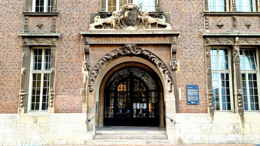 Town Hall of Bremen: A Gothic and Weser Renaissance Civic Centre 4 Town Hall of Bremen