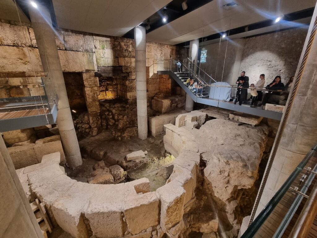 Western Wall Tunnel: An Underground Archaeological Complex in Jerusalem 3 Western Wall Tunnel