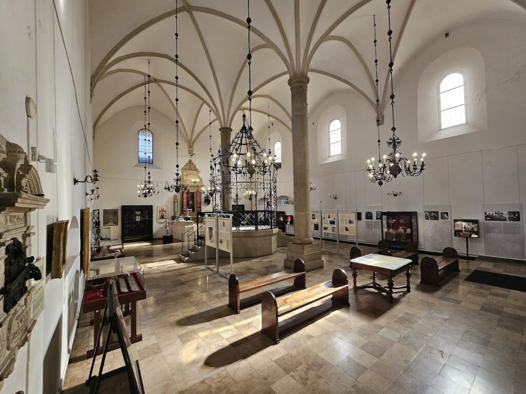 Old Synagogue in Kraków: A Historic Centre of Jewish Religious Life 2 Old Synagogue in Kraków
