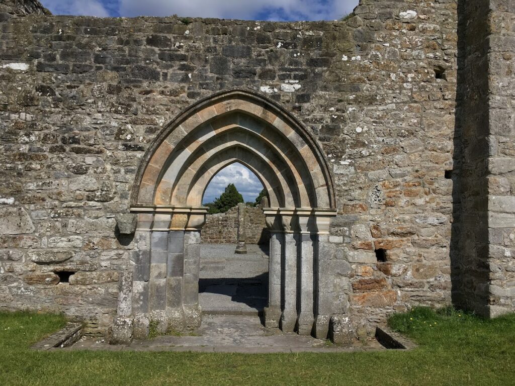 Clonmacnoise: An Early Christian Monastery on the River Shannon 2 Clonmacnoise