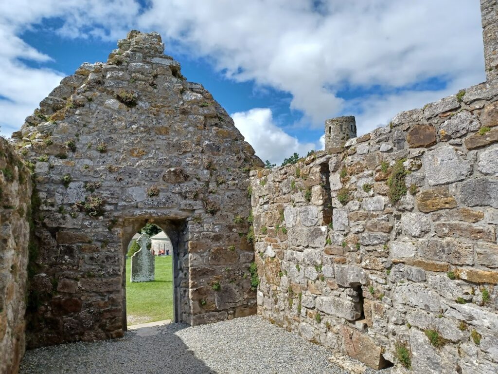 Clonmacnoise: An Early Christian Monastery on the River Shannon 4 Clonmacnoise