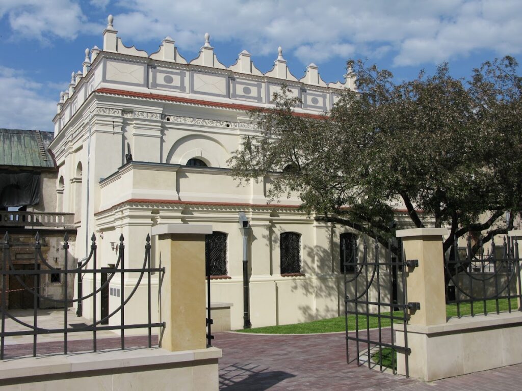 Zamość Synagogue: A Late-Renaissance Jewish House of Worship in Poland 1 Zamość Synagogue