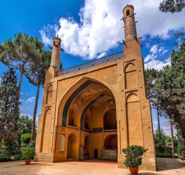 Monar Jonban: The Shaking-Minarets Mausoleum of Esfahan