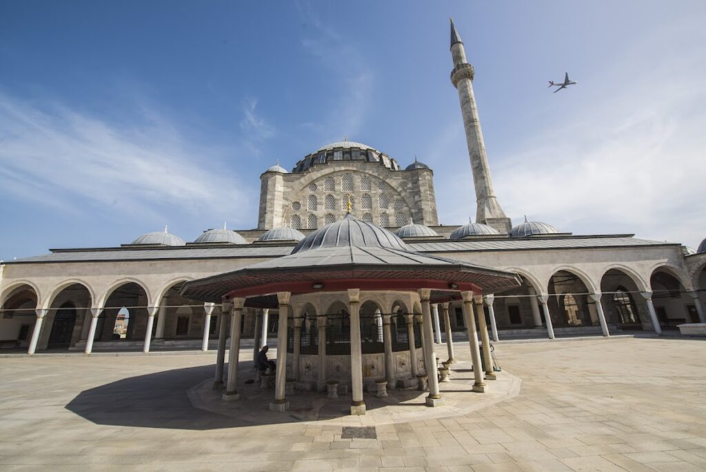 Mihrimah Üsküdar Mosque: An Ottoman Mosque by Mimar Sinan 2 Mihrimah Üsküdar Mosque