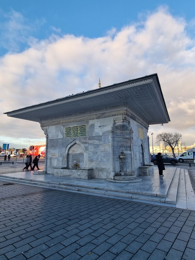 Mihrimah Üsküdar Mosque: An Ottoman Mosque by Mimar Sinan 4 Mihrimah Üsküdar Mosque