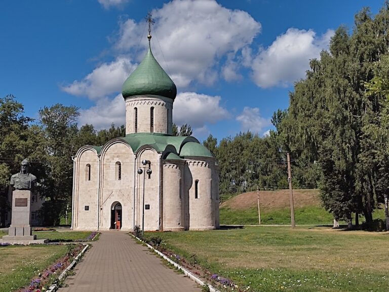 Spaso-Preobrazhensky Cathedral: A White-Stone Church of Pereslavl-Zalessky
