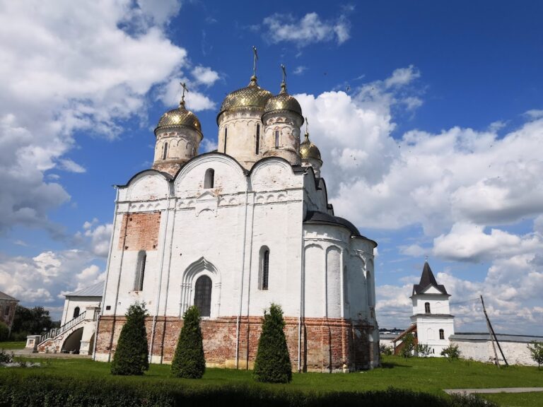 Luzhetsky Monastery: A Fortified Russian Orthodox Monastery in Mozhaysk