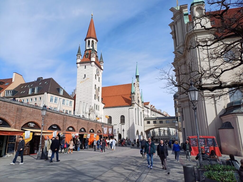 Heilig-Geist-Kirche: A Historic Roman Catholic Parish Church in Munich 2 Heilig-Geist-Kirche