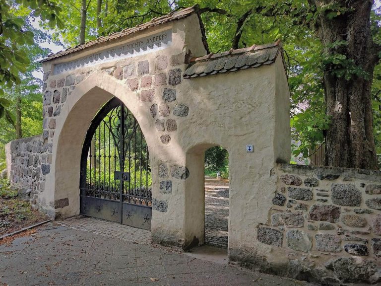 Dorfkirche Tempelhof: Berlin’s Medieval Village Church