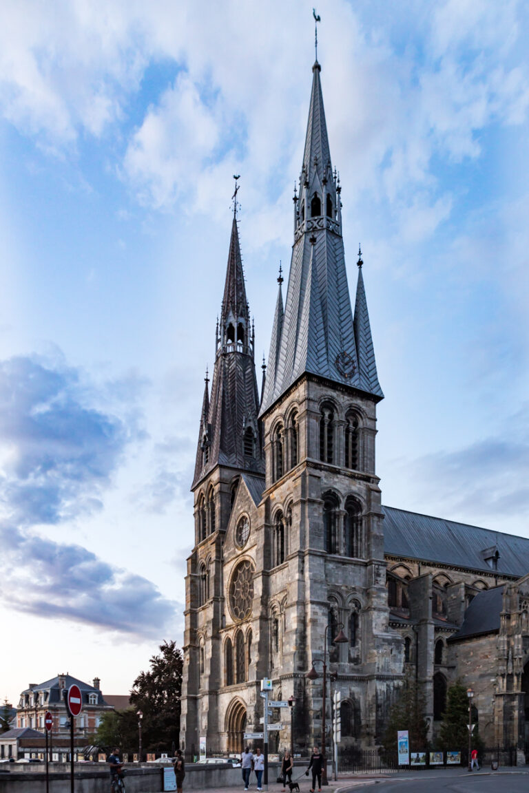 Notre-Dame-en-Vaux: A Romanesque-Gothic Collegiate Church in France
