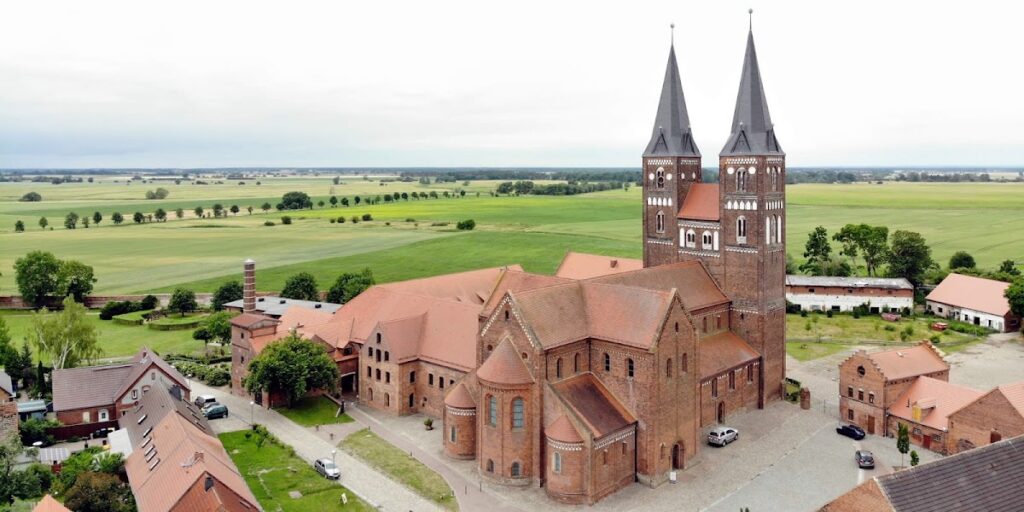 Jerichow Monastery: A Romanesque Premonstratensian Foundation in Germany 1 Jerichow Monastery