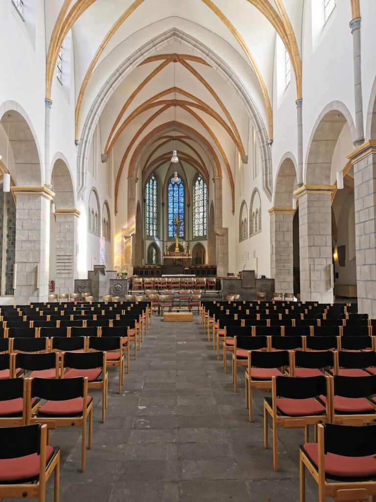 Florinskirche: A Romanesque and Gothic Evangelical Church in Koblenz 1 Florinskirche