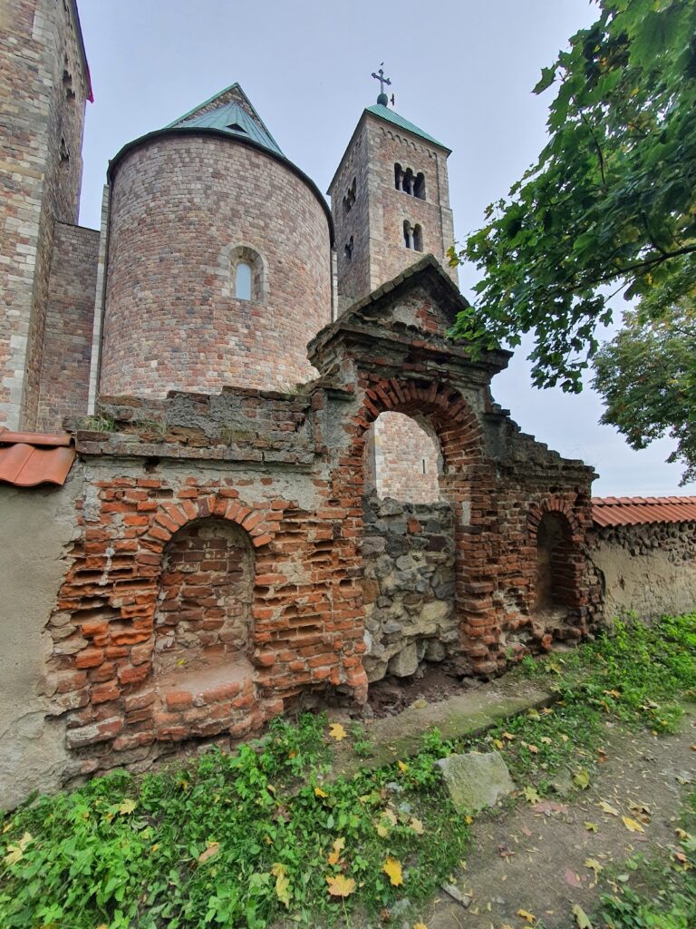 Collegiate Church of St. Mary and St. Alexius in Tum: A Romanesque Fortress Church 2 Collegiate church in Tum