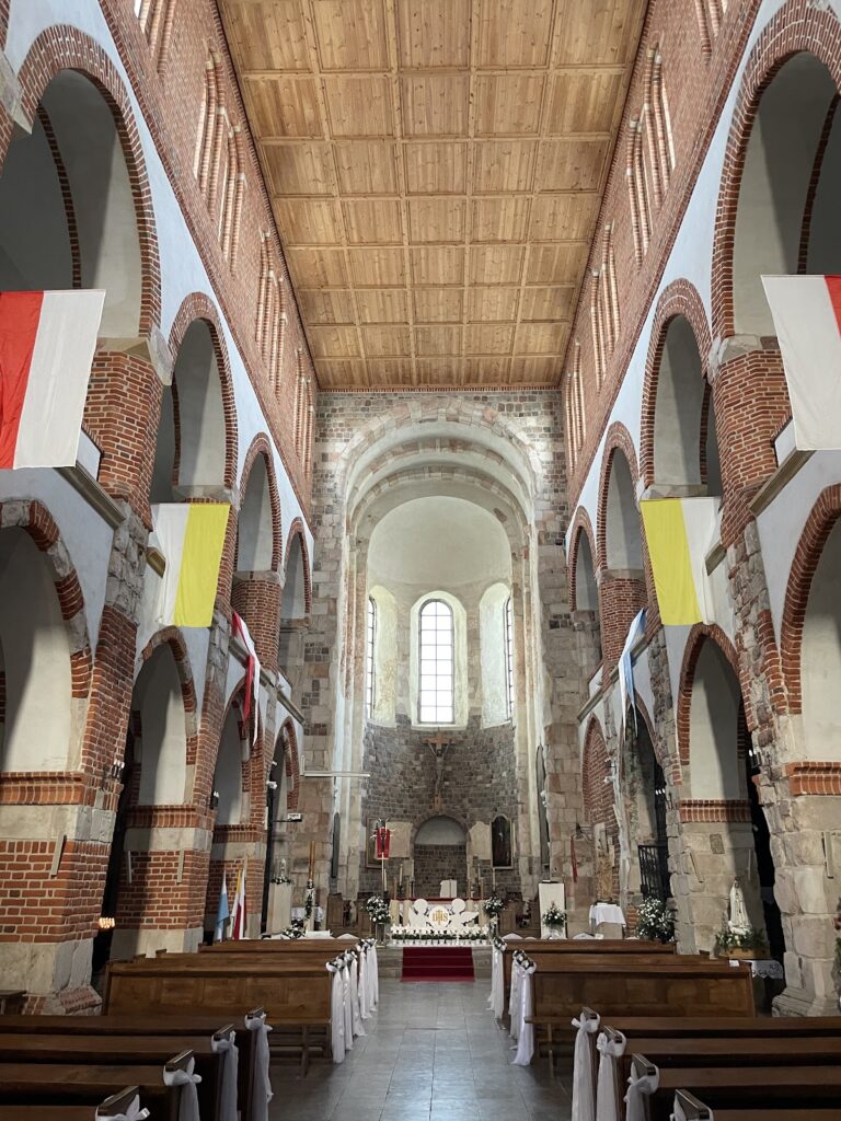 Collegiate Church of St. Mary and St. Alexius in Tum: A Romanesque Fortress Church 3 Collegiate church in Tum