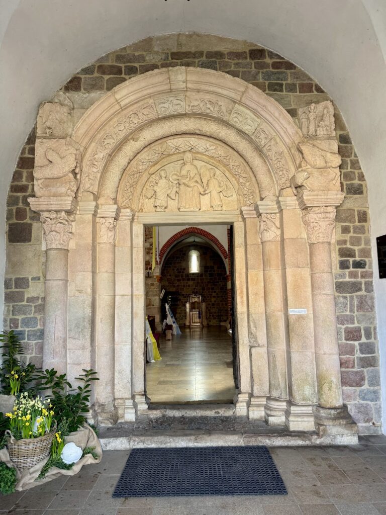 Collegiate Church of St. Mary and St. Alexius in Tum: A Romanesque Fortress Church 5 Collegiate church in Tum