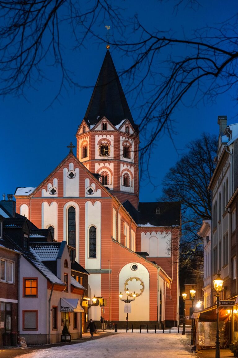 Basilika St. Margareta: A Roman Catholic Collegiate Church in Düsseldorf