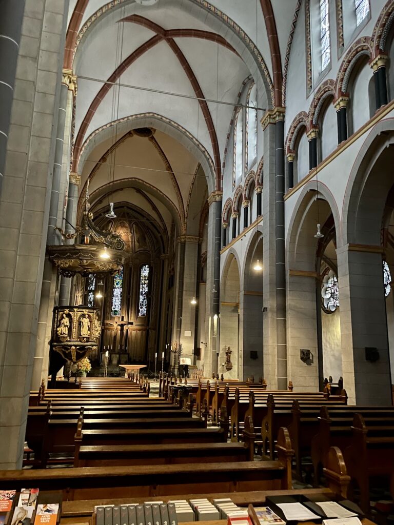Basilika St. Margareta: A Roman Catholic Collegiate Church in Düsseldorf 2 Basilika St. Margareta