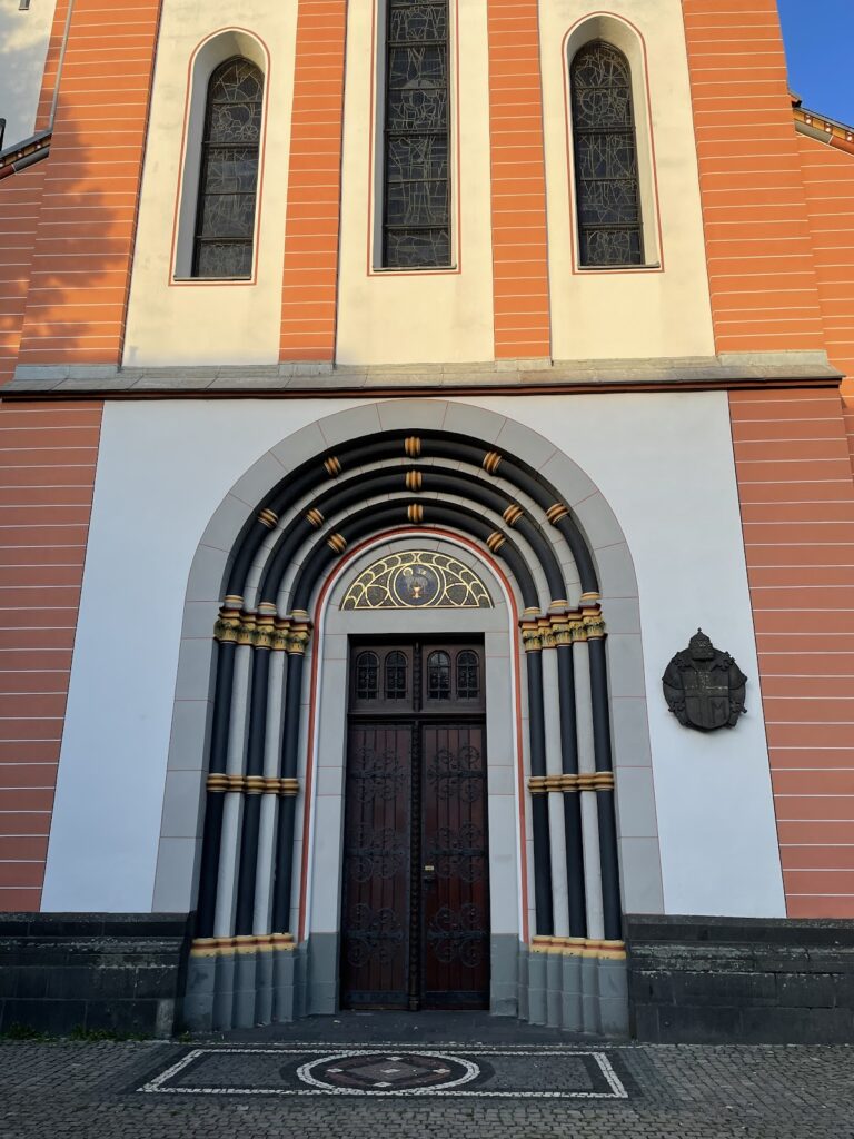 Basilika St. Margareta: A Roman Catholic Collegiate Church in Düsseldorf 3 Basilika St. Margareta