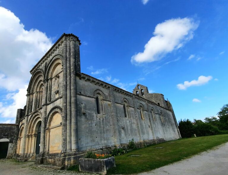St-Hérie de Matha: A Romanesque and Gothic Parish Church in France