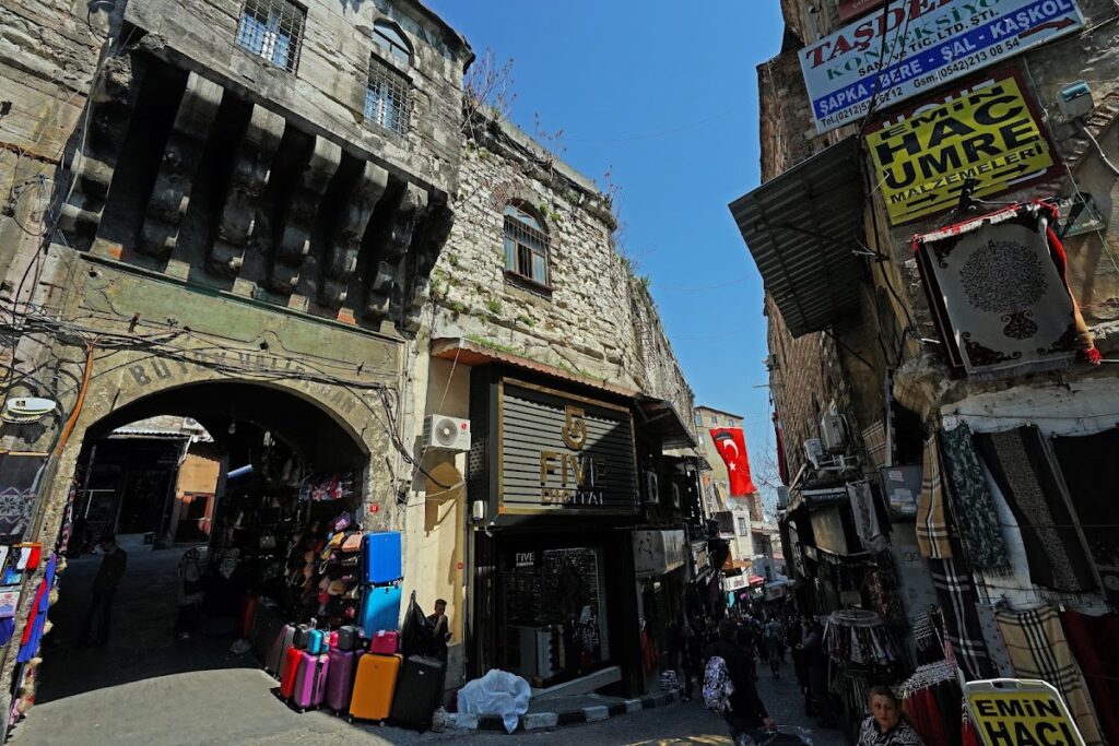 Büyük Valide Han: An Ottoman Commercial Caravanserai in Istanbul 5 Büyük Valide Han
