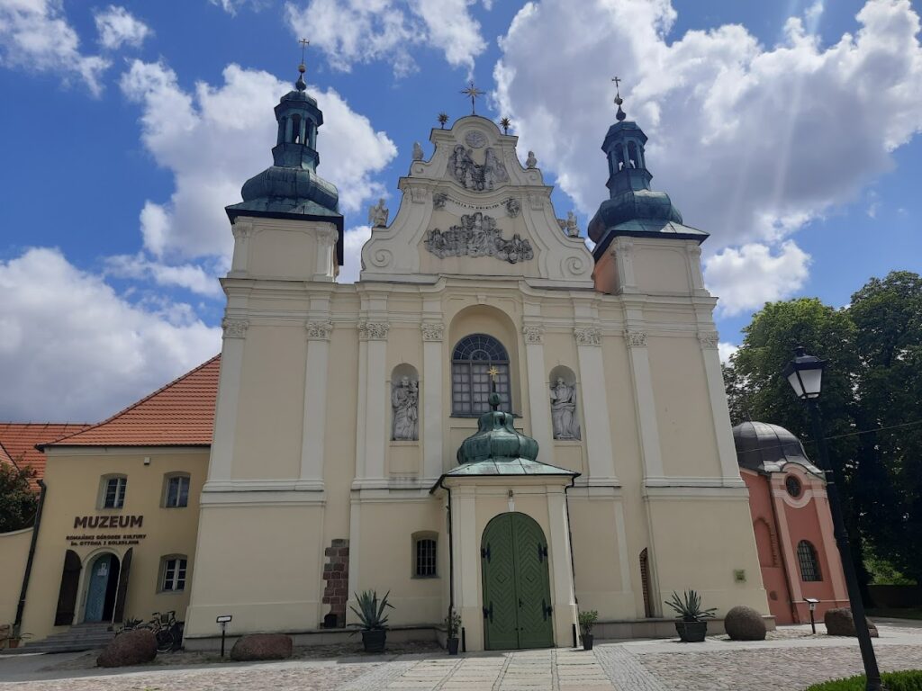 St. Trinity Church in Strzelno: A Romanesque-Baroque Parish Church 2 St. Trinity-Church in Strzelno