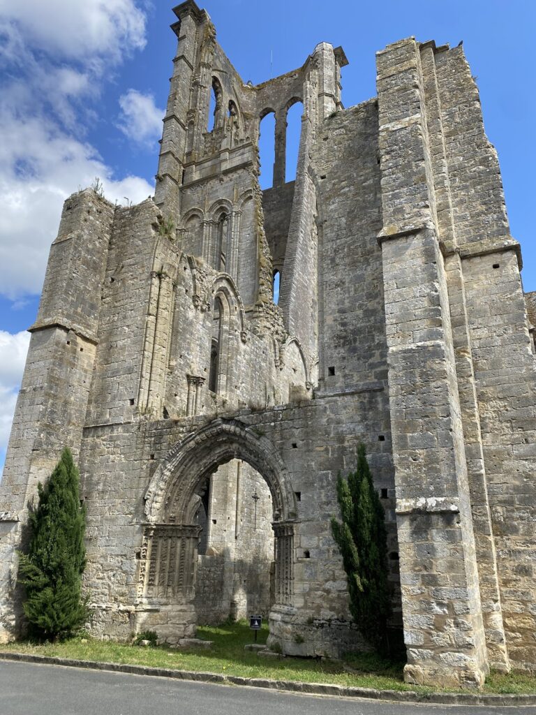 Basilique Saint-Mathurin de Larchant: A Gothic Pilgrimage Church in France