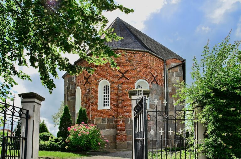 Buttforde Church: A Romanesque Lutheran Church in Germany