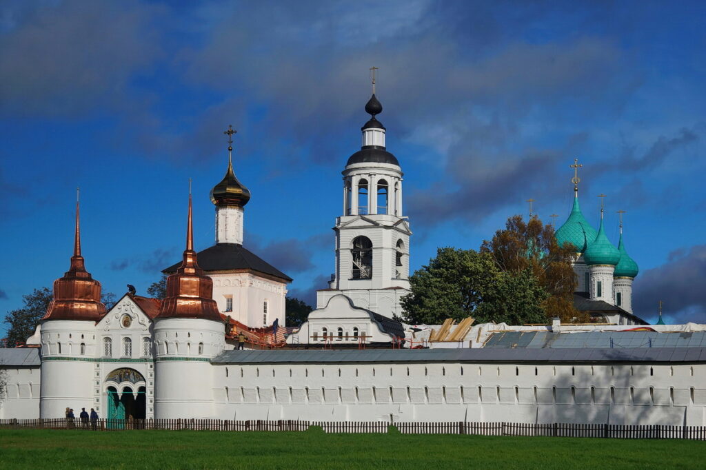 Tolga Katholikon: An Orthodox Cathedral in Yaroslavl, Russia 2 Tolga Katholikon