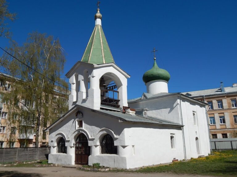 Mid-Pentecostal Church: An Orthodox Courtyard Church in Pskov