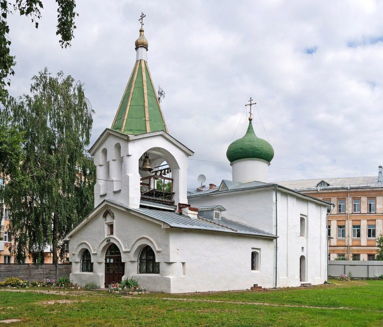 Mid-Pentecostal Church: An Orthodox Courtyard Church in Pskov