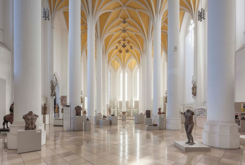 Heilig-Geist-Kirche in Landshut: A Late Gothic Catholic Church and Exhibition Venue 2 Heilig-Geist-Kirche (Landshut)