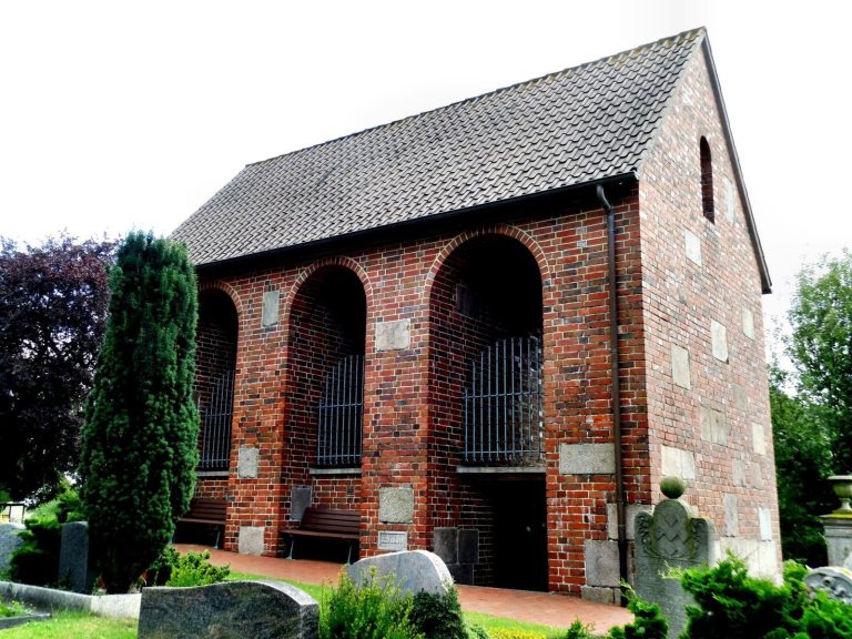 Kirche zum Heiligen Kreuz: Romanesque Parish Church in Pakens, Germany