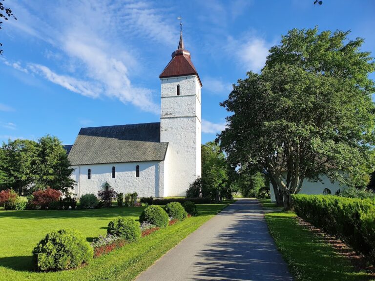 Værnes Church: A Medieval Romanesque Parish Church in Norway