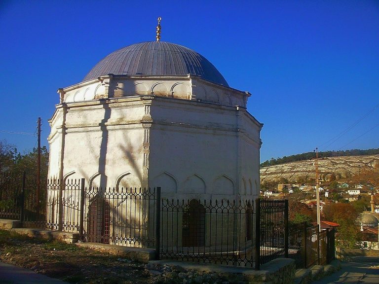 Durbe Dilyara-bikech: An Eighteenth-Century Mausoleum in Bakhchysarai