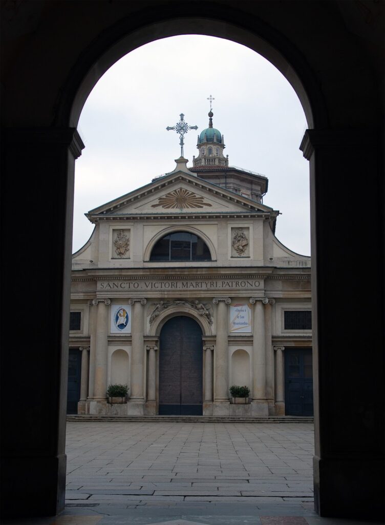 Basilica di San Vittore: A Historic Collegiate Church in Varese 2 Basilica di San Vittore