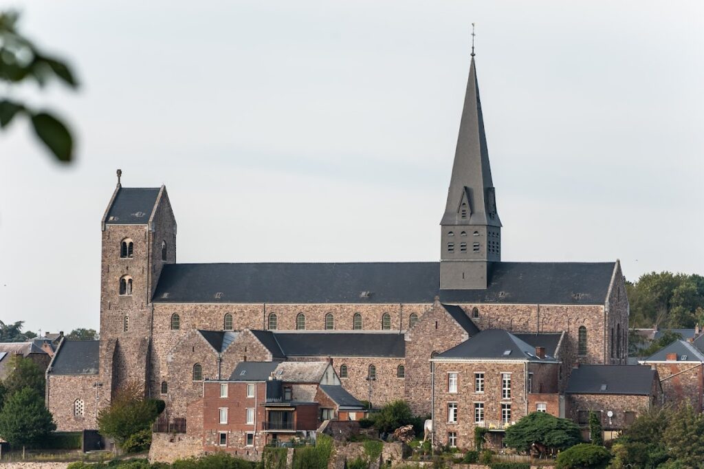 Saint-Ursmer Collegiate Church: A Carolingian Parish Church in Lobbes, Belgium 2 Saint-Ursmer Collegiate Church
