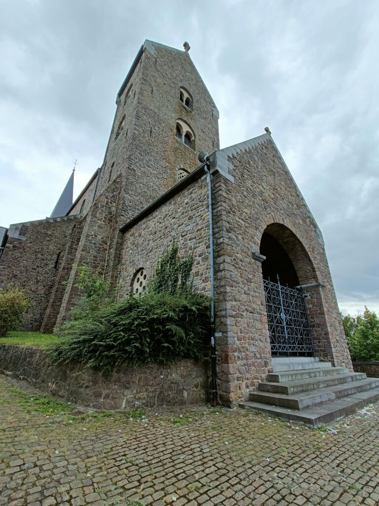 Saint-Ursmer Collegiate Church: A Carolingian Parish Church in Lobbes, Belgium 3 Saint-Ursmer Collegiate Church
