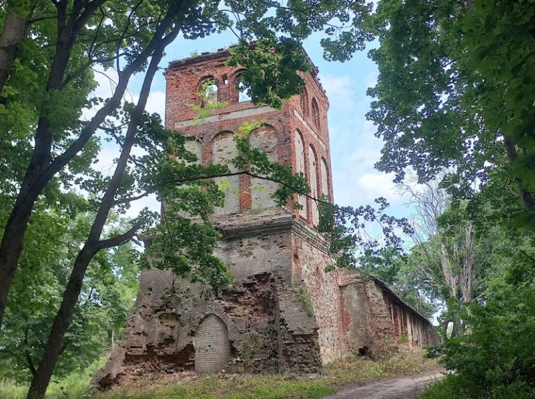 Pörschken Church: A Medieval Gothic Ruin in Russia