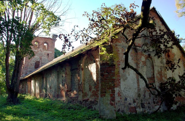 Pörschken Church: A Medieval Gothic Ruin in Russia