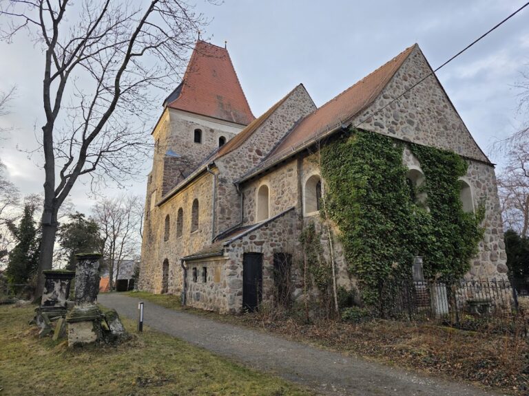 Kirche Hohen Thekla: A Medieval Fortified Church in Leipzig